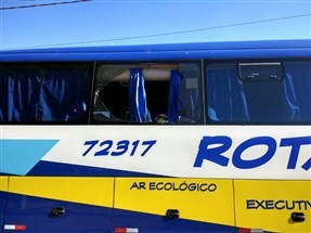 Quatro passageiros de um ônibus de turismo ficam feridos em tentativa de assalto, perto de Apucarana